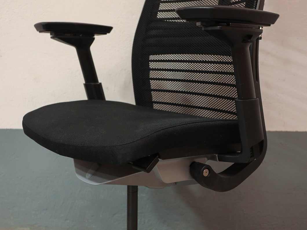 Кресло руководителя Steelcase Think V2 Ткань Чёрный Франция (КПТСЧ1-030626)