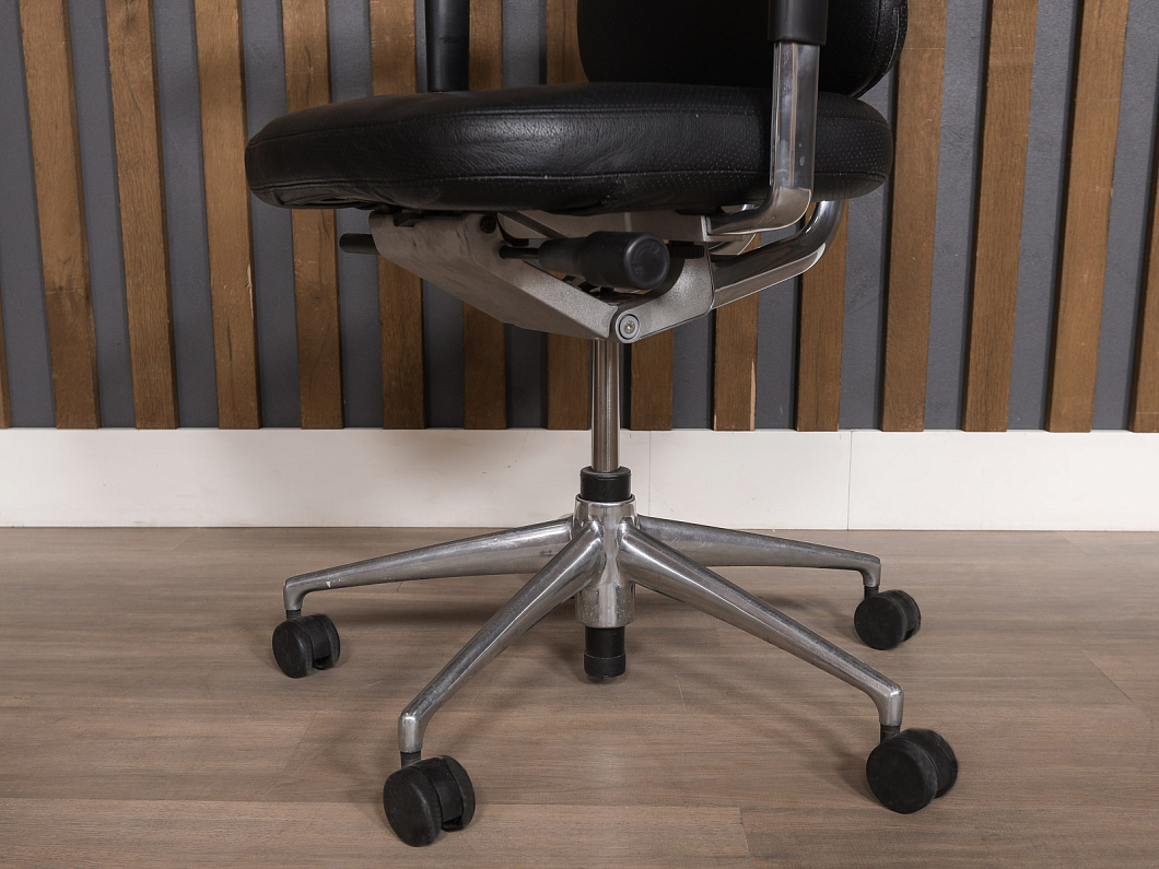 Кресло руководителя Vitra Headline Кожа Чёрный Швейцария (КДРЧ-300924)