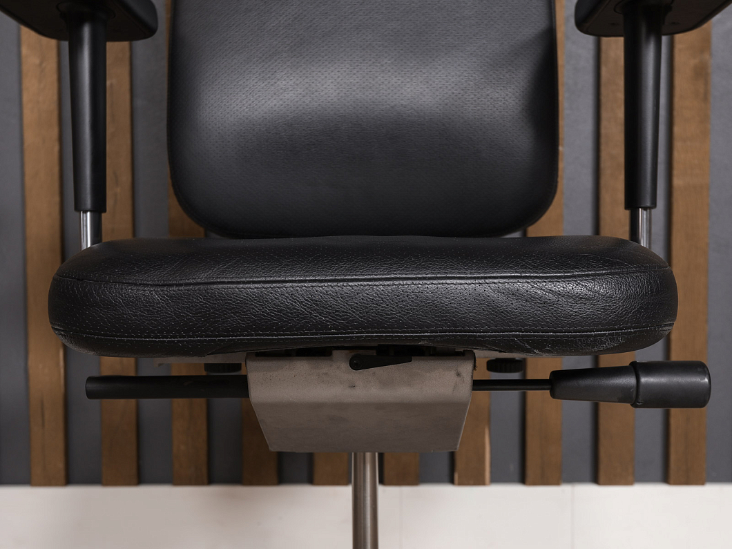 Кресло руководителя Vitra Headline Кожа Чёрный Швейцария (КДРЧ-300924)